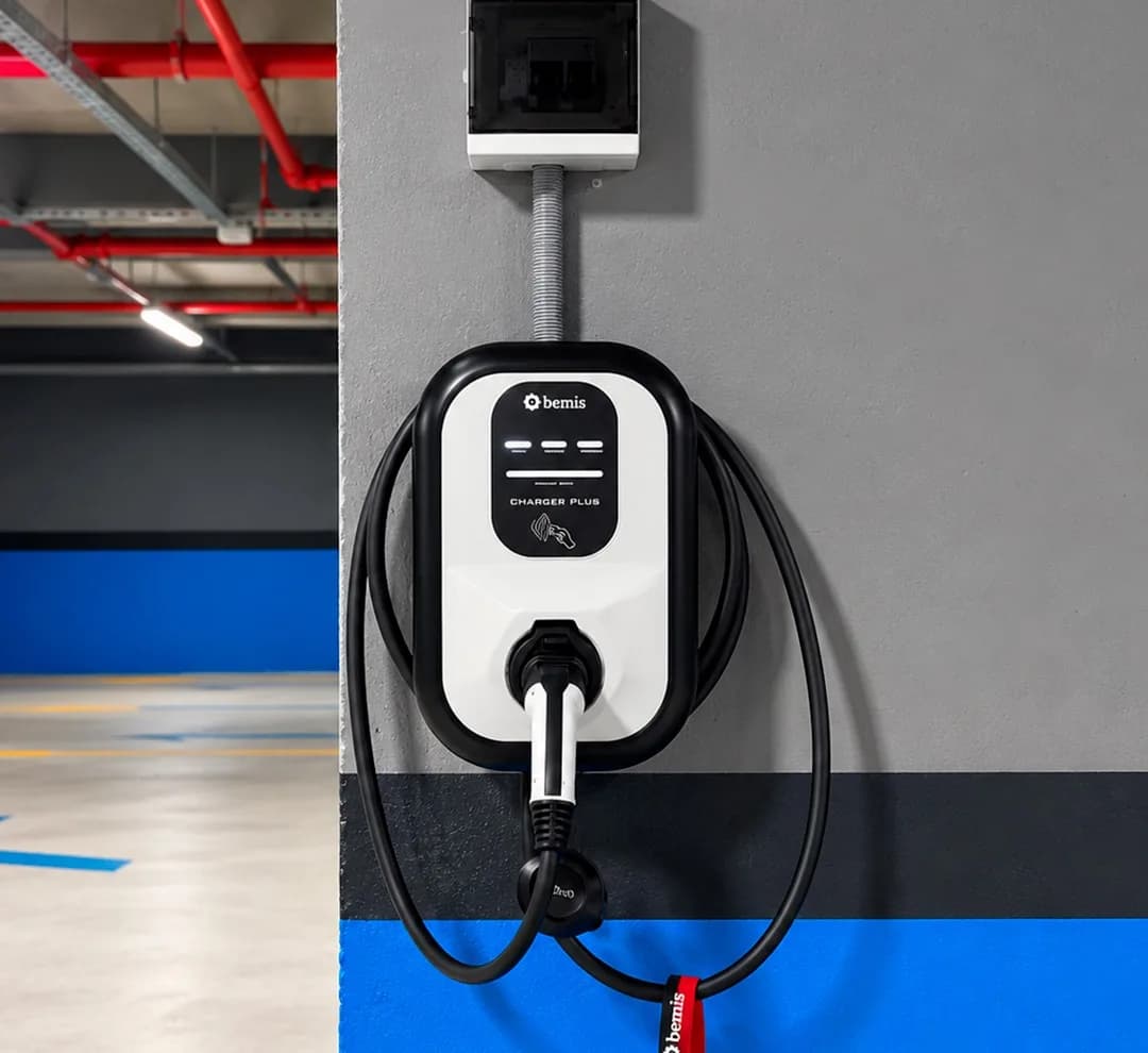 Otopark duvarına monte Charger Plus, kablo askısıyla.