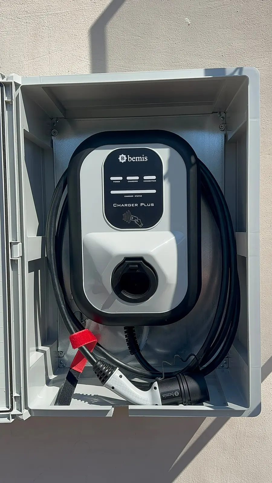 Bemis Charger Plus AC şarj istasyonu, koruma panosu içinde, pano prizli