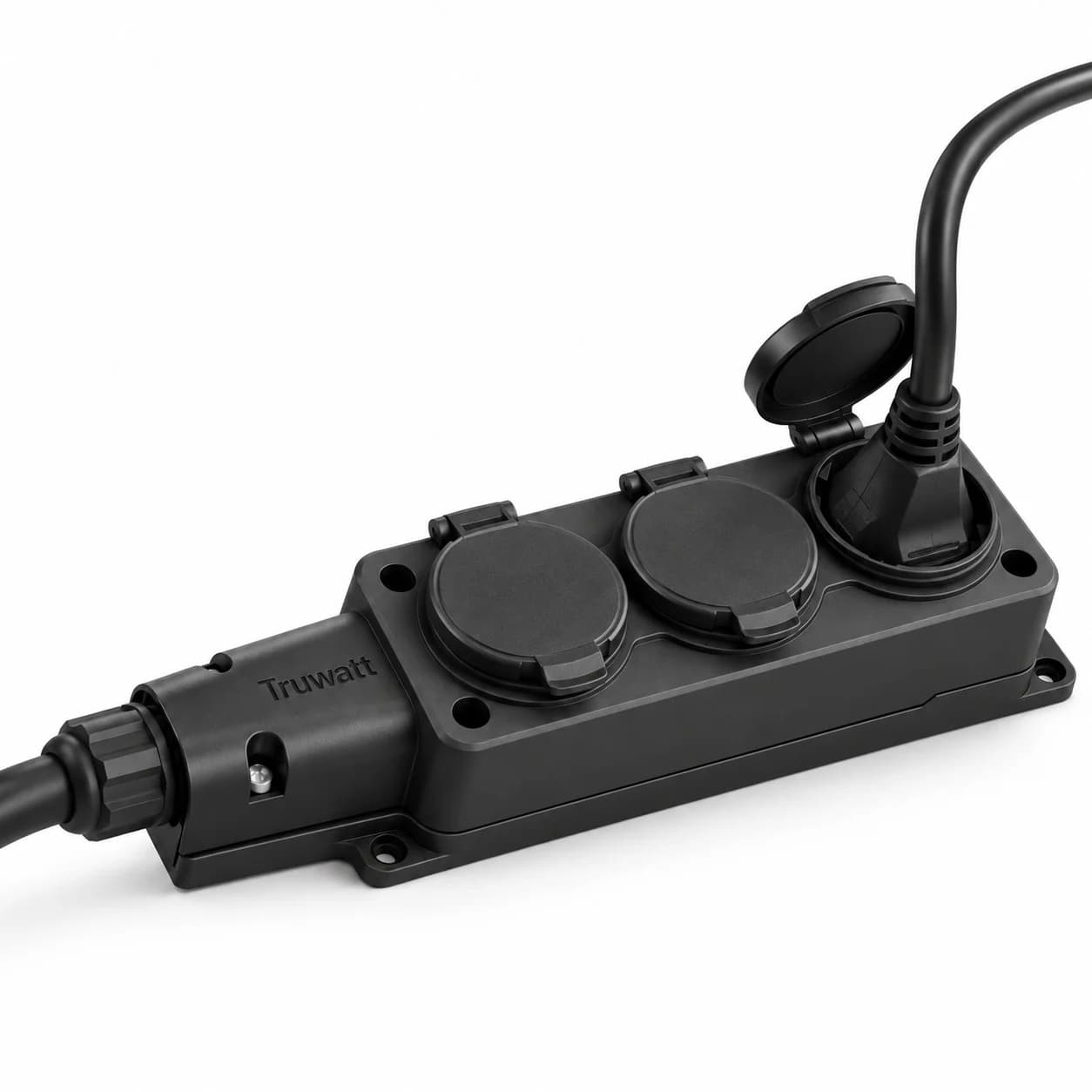 Truwatt V2L adaptörünün grup prizine takılı fiş, kullanılmayan soketlerin kapakları kapalı
