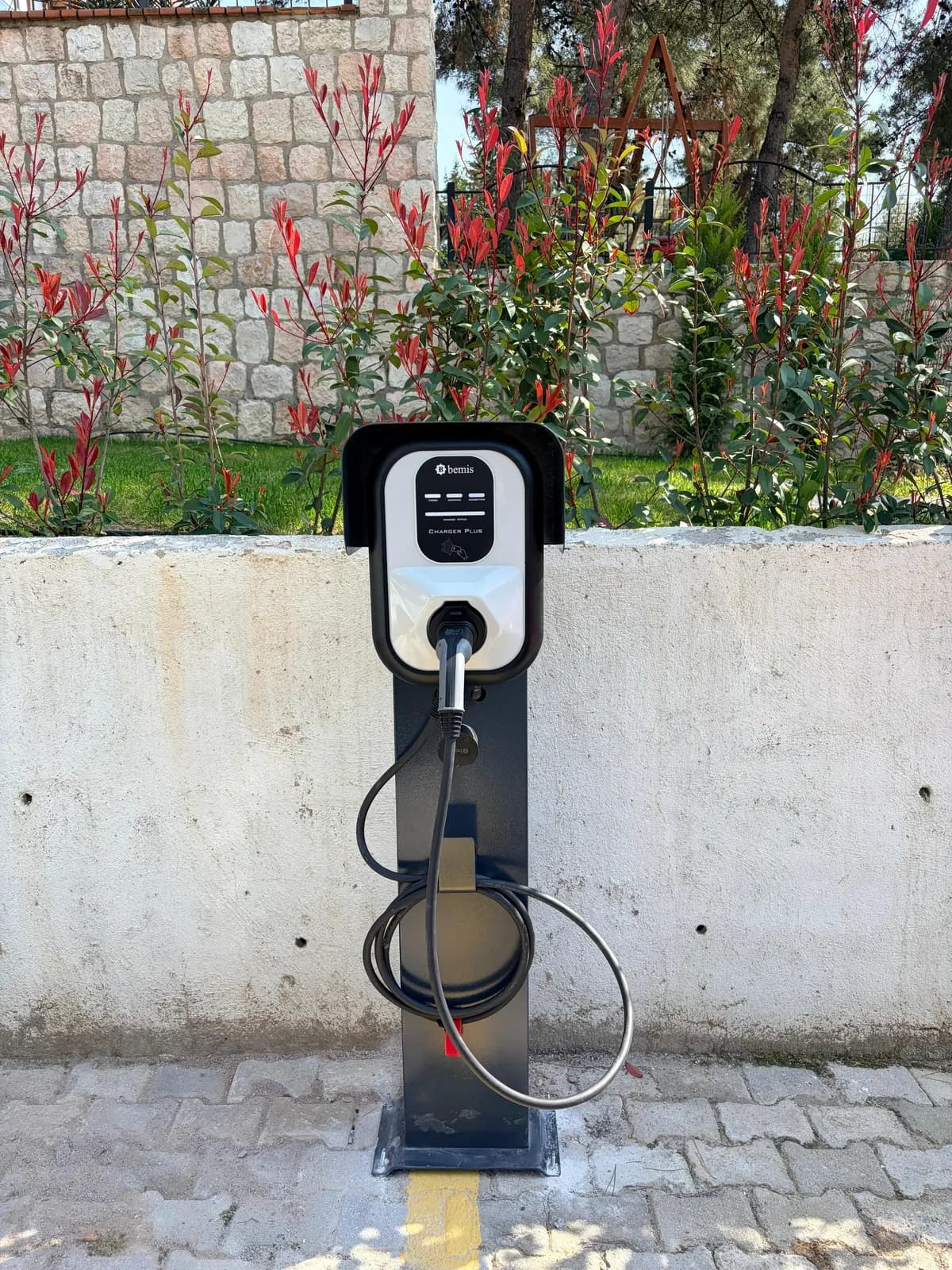 Ayaklı montajla bahçe/site otoparkında Charger Plus.