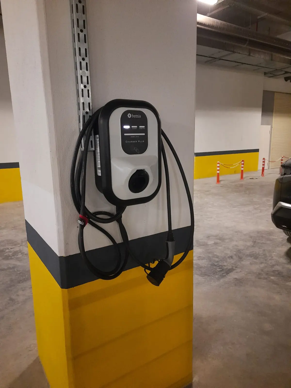 Kapalı otoparkta kolona monte Charger Plus.