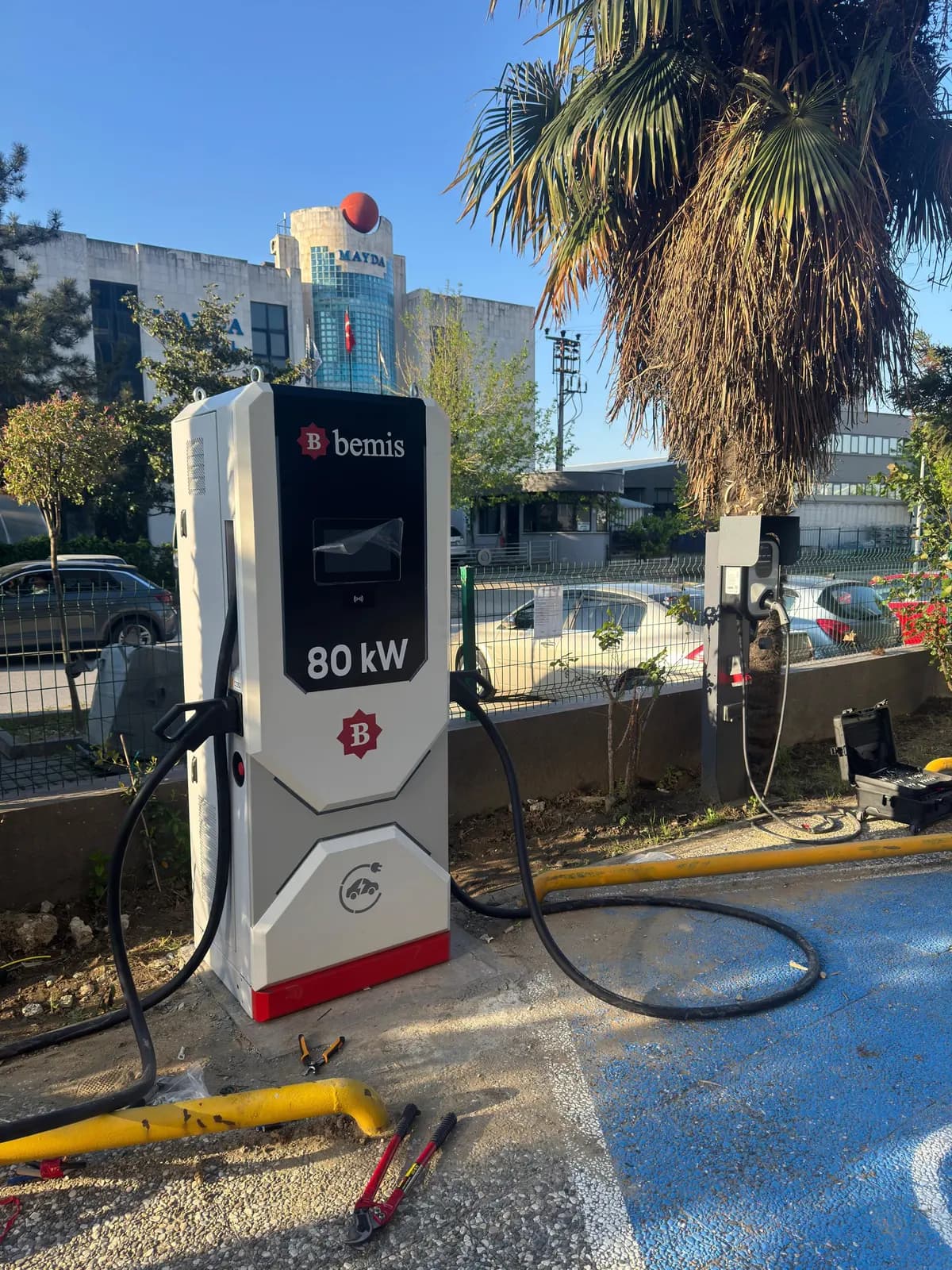 80 kW DC hızlı şarj istasyonu, açık otoparkta.